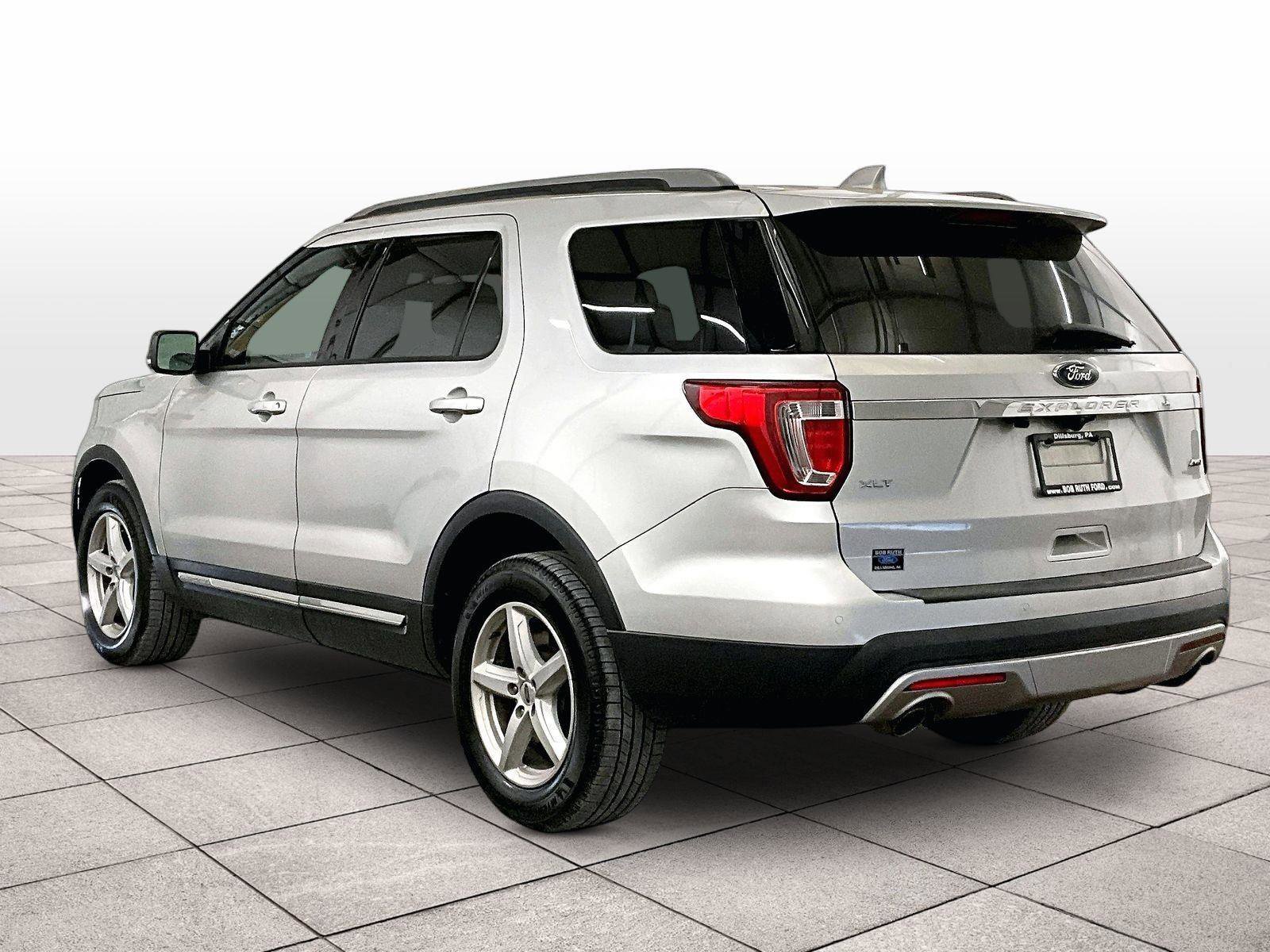 Used 2017 Ford Explorer XLT w/ Equipment Group 202A AWD/4WD image 11