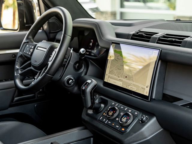 Used 2025 Land Rover Defender 110 AWD/4WD image 38