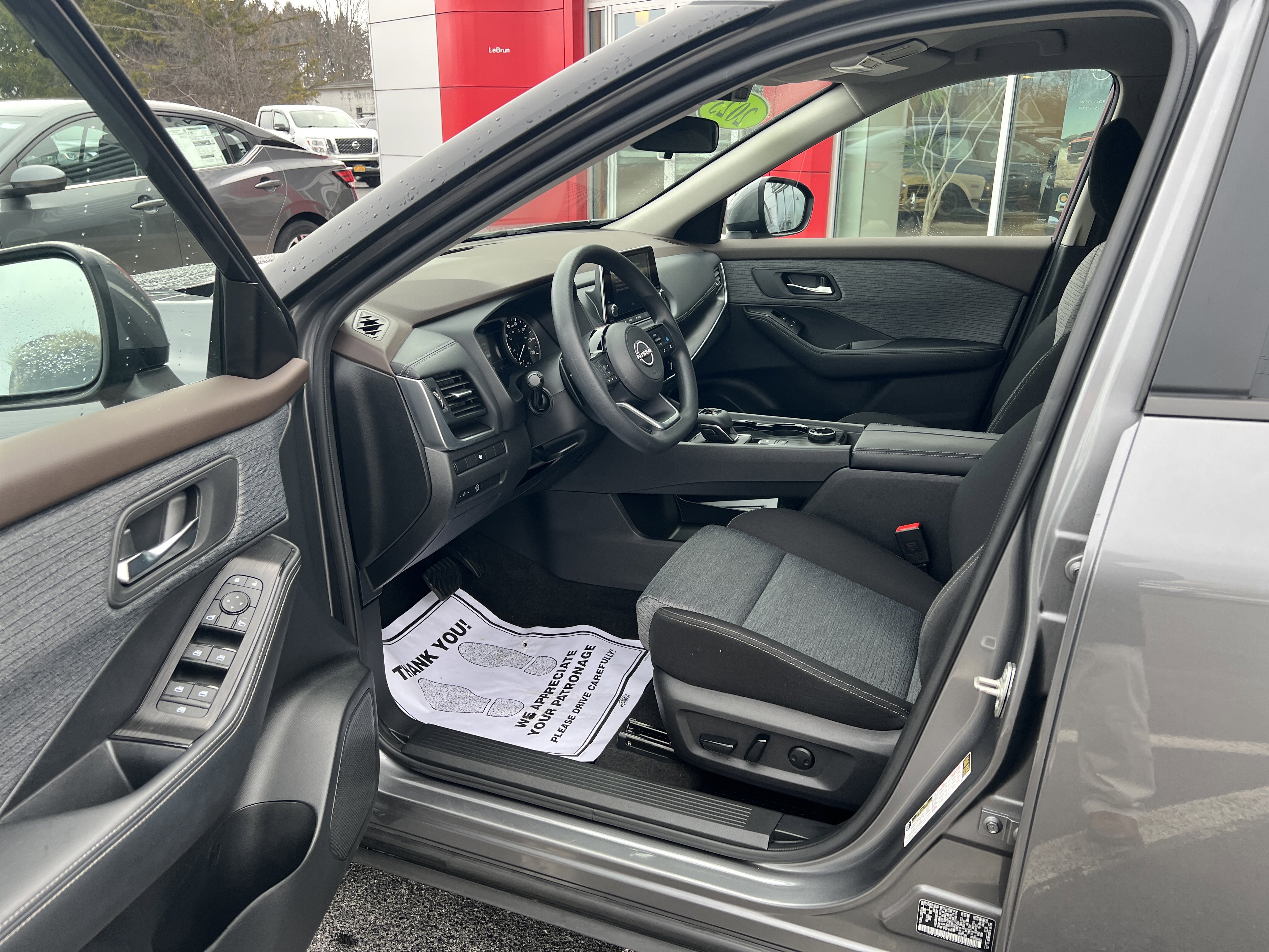 Used 2023 Nissan Rogue SV image 3