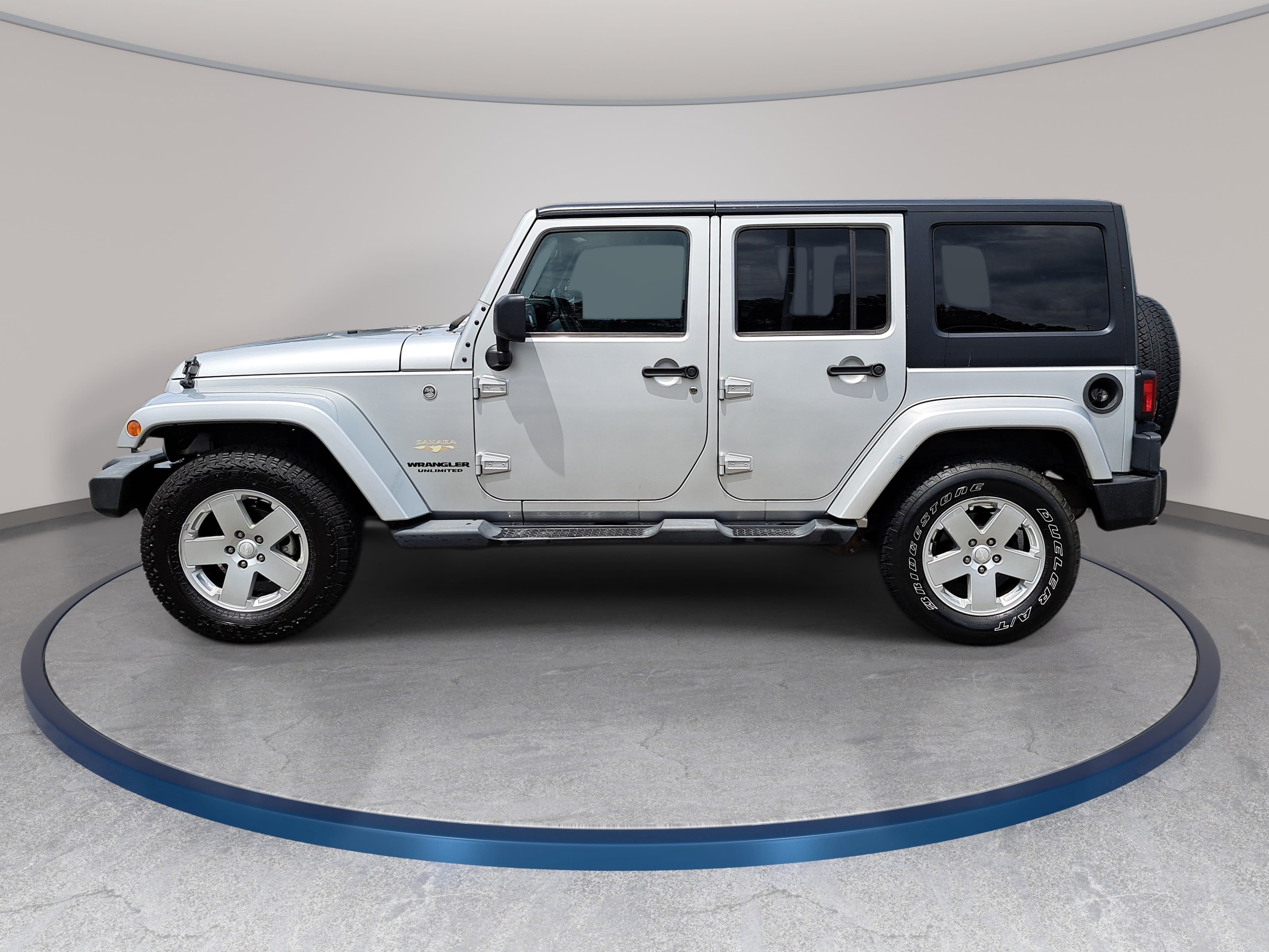 Used 2012 Jeep Wrangler Unlimited Sahara w/ Dual Top Group AWD/4WD image 8