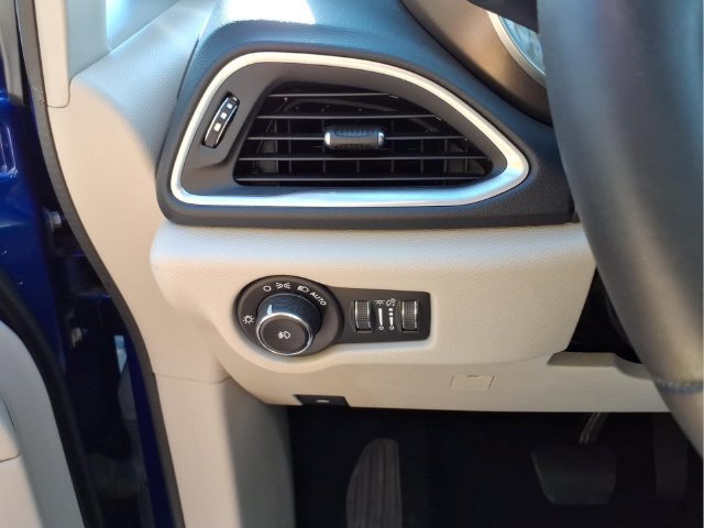 Used 2018 Chrysler Pacifica Touring-L Plus FWD image 17