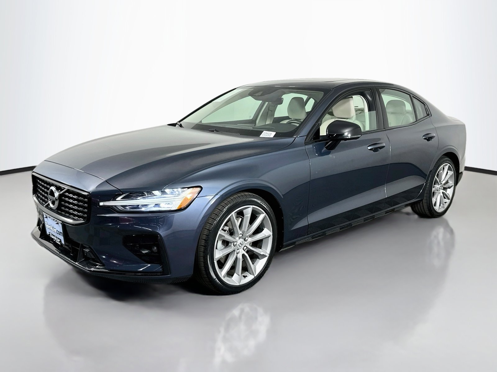 Used 2021 Volvo S60 T5 Momentum w/ Advanced Package AWD/4WD image 3