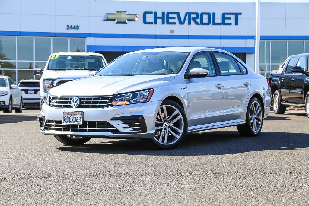 Used 2018 Volkswagen Passat 2.0T R-Line FWD image 1