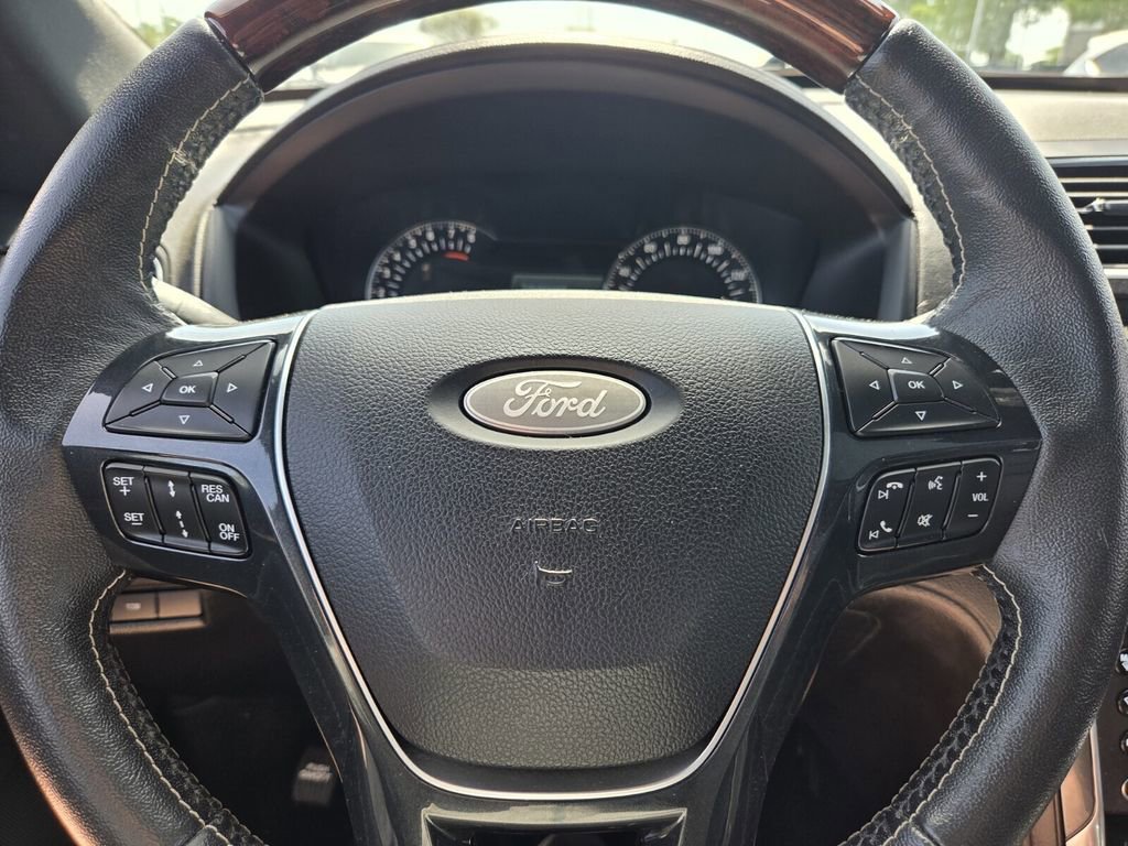 Used 2018 Ford Explorer Platinum image 25