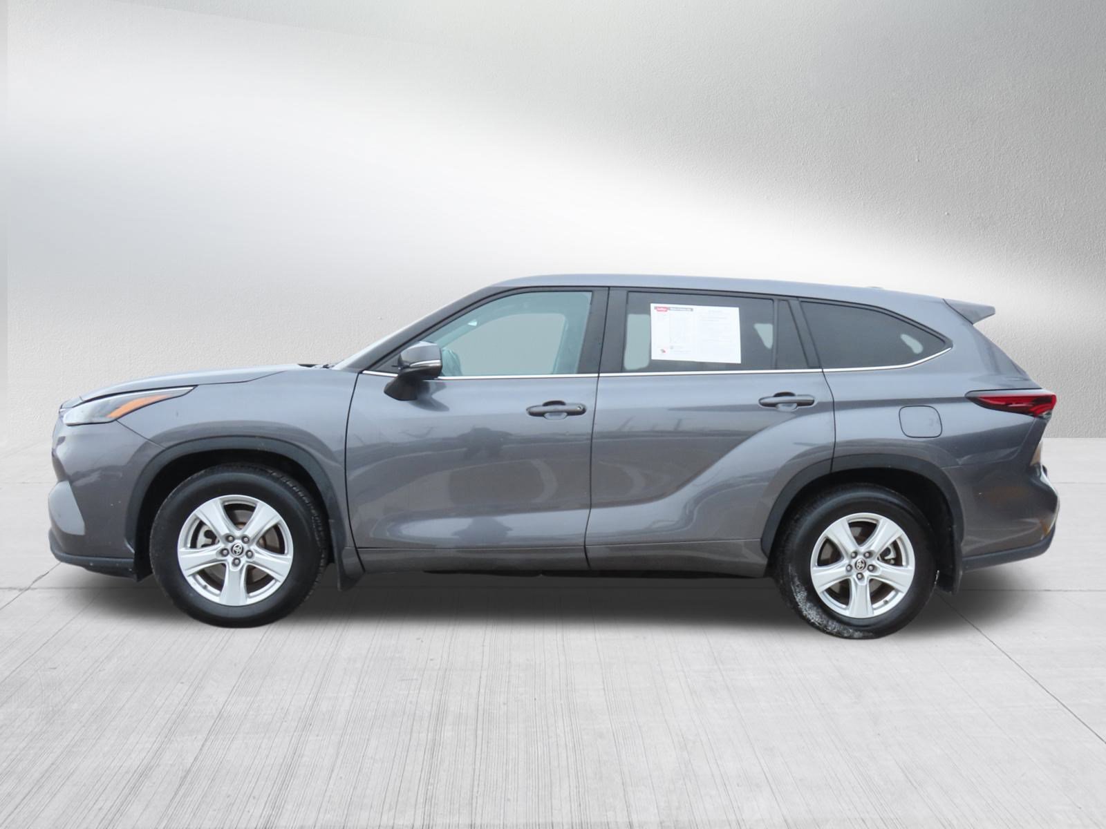 Used 2024 Toyota Highlander LE image 4