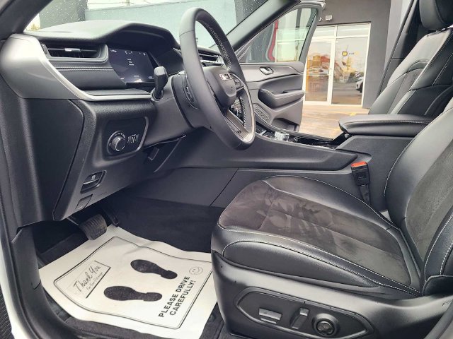 Used 2023 Jeep Grand Cherokee Altitude AWD/4WD image 16