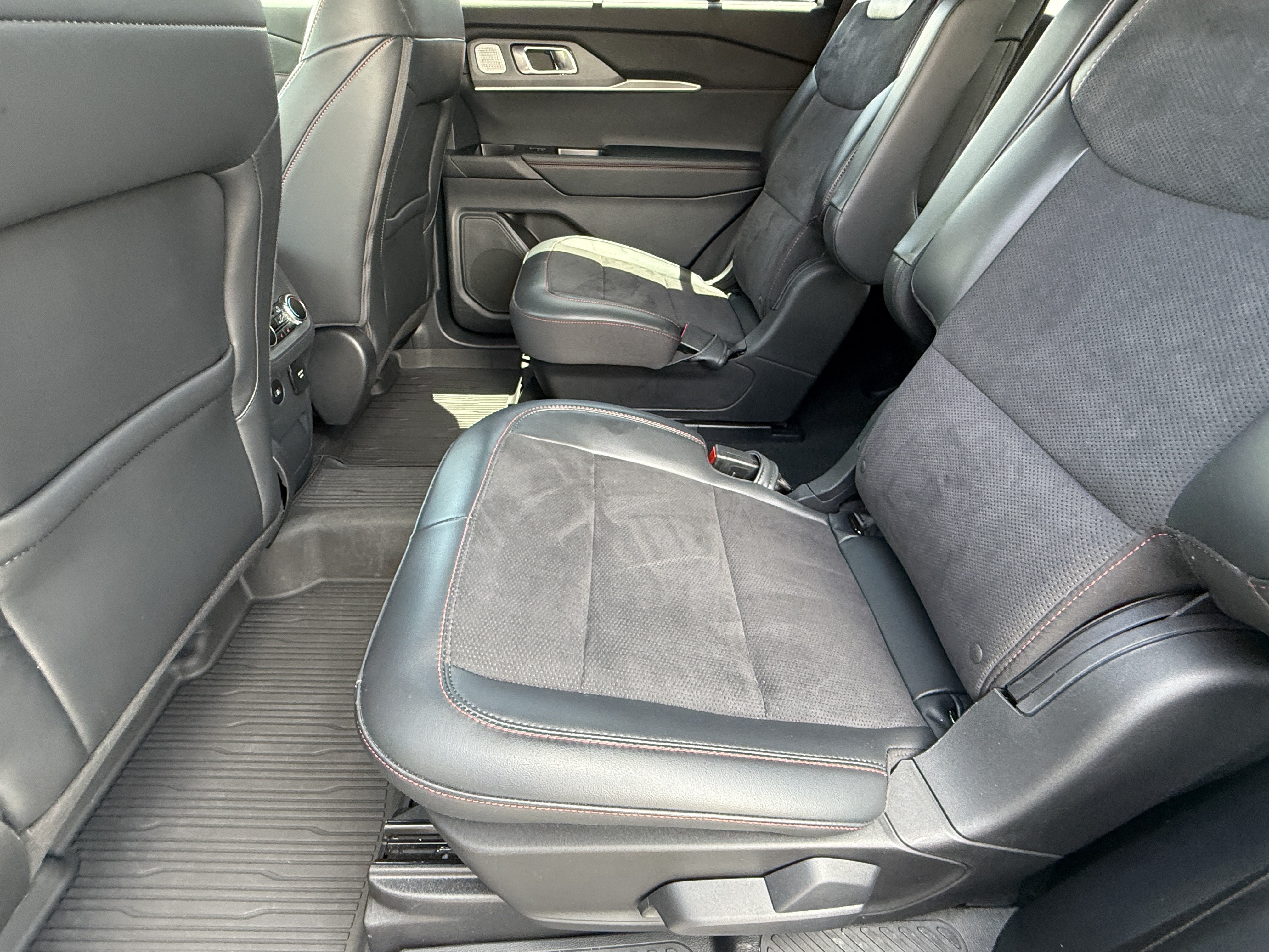 Used 2025 Ford Explorer ST AWD/4WD image 16