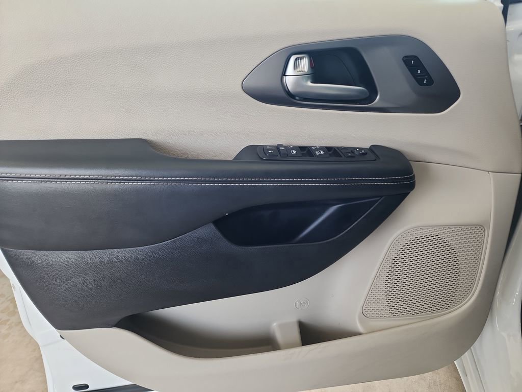 Used 2024 Chrysler Pacifica Touring-L FWD image 13