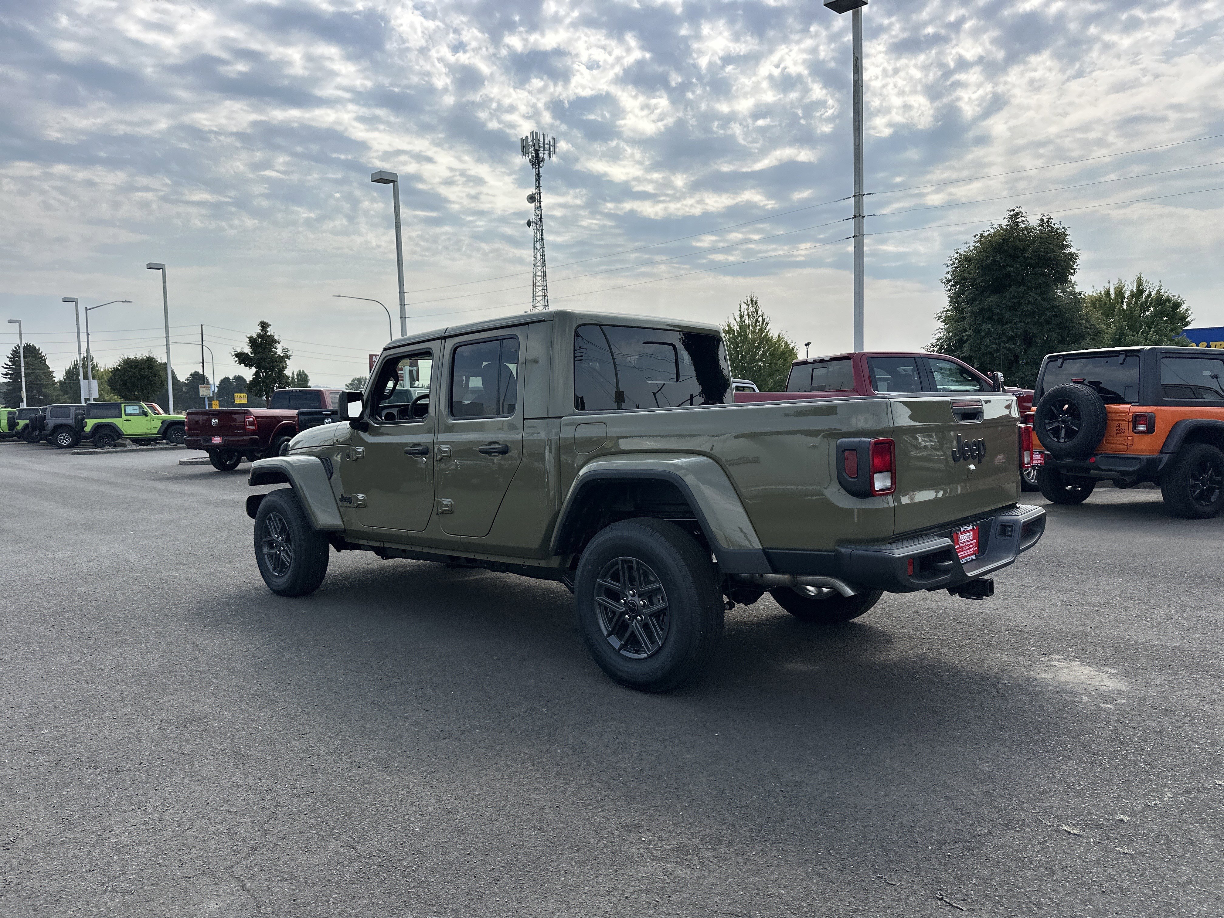 New 2025 Jeep Gladiator Sport image 3