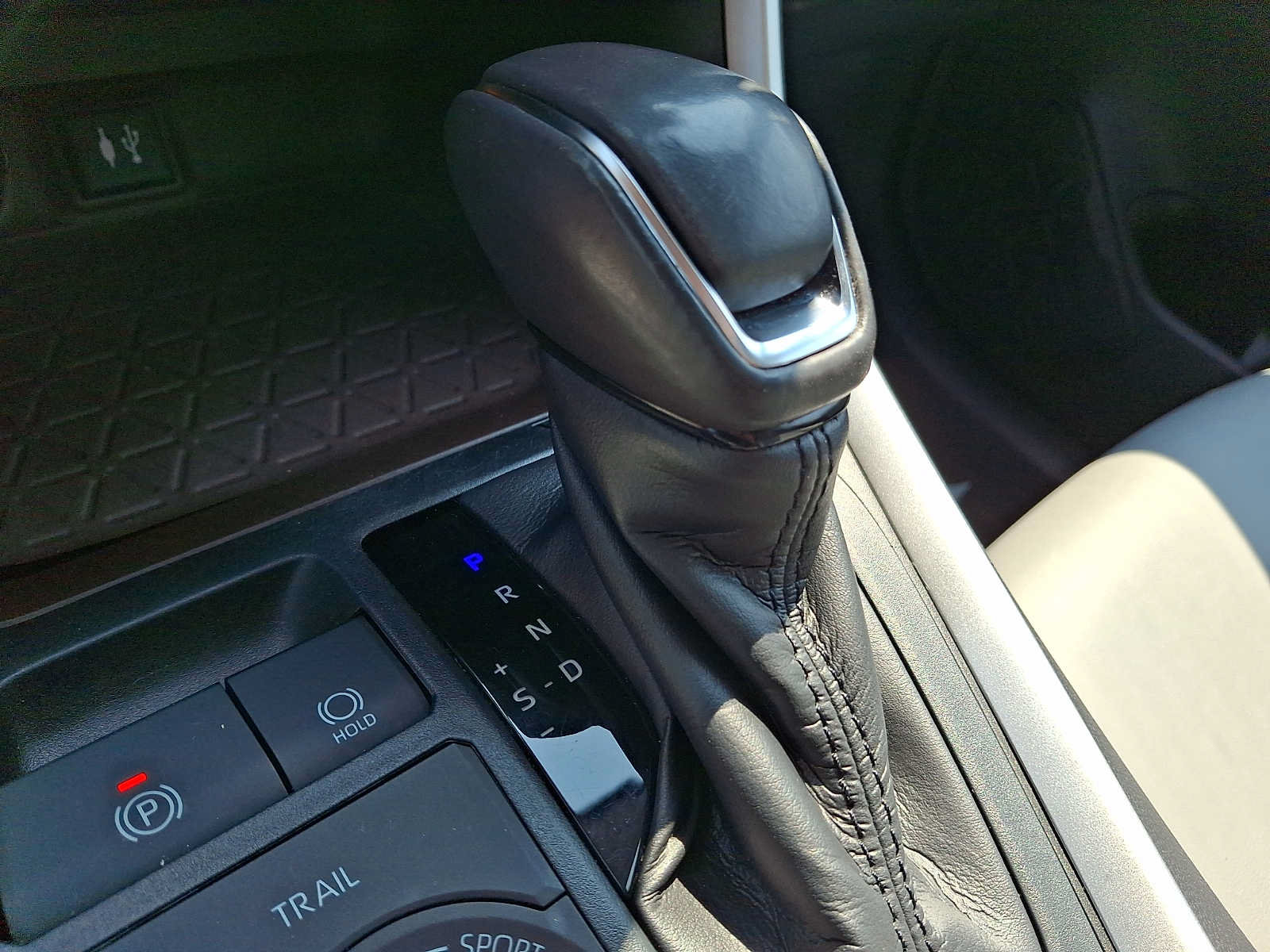 Used 2019 Toyota RAV4 Limited w/ Carpet Mat Package AWD/4WD image 12