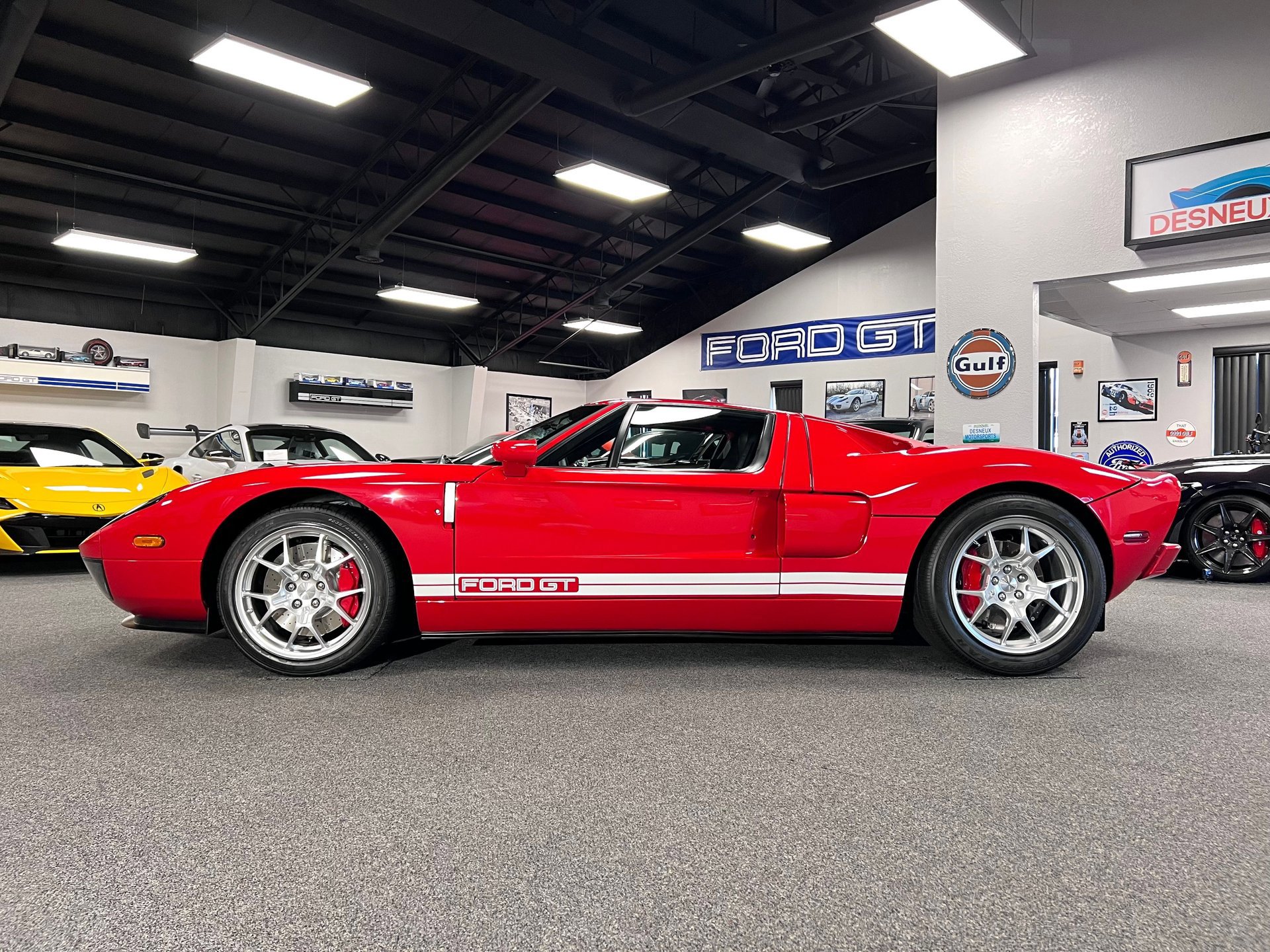 Used 2005 Ford GT RWD image 2