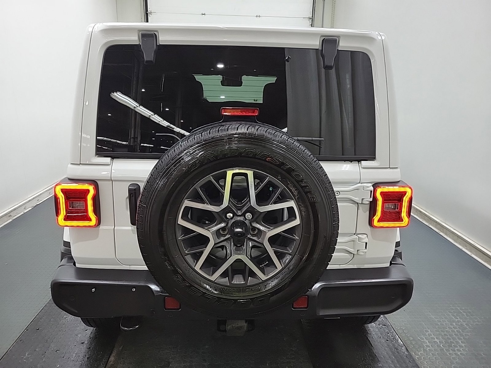 Used 2024 Jeep Wrangler Unlimited Sahara w/ Technology Group AWD/4WD image 8