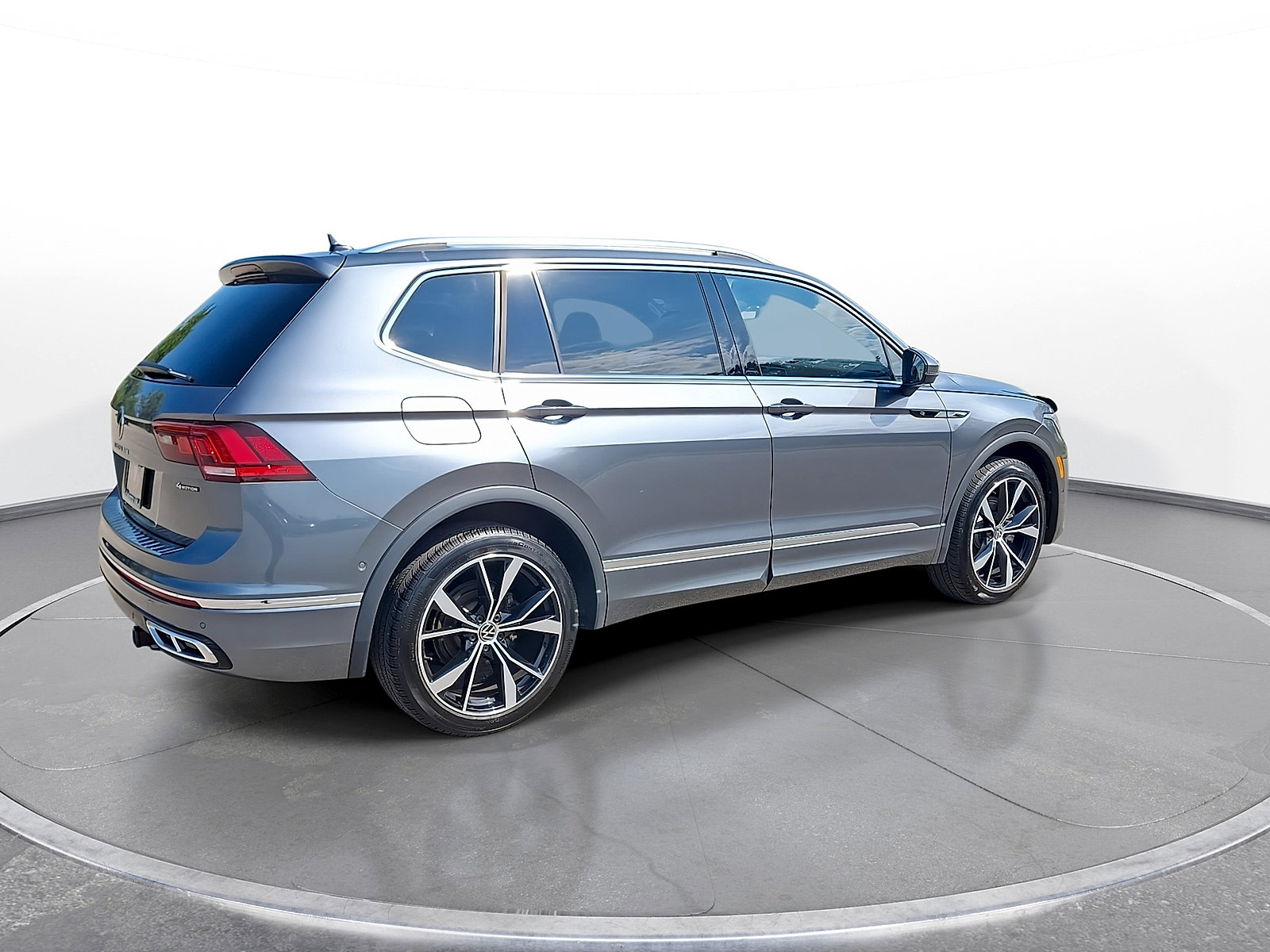 Used 2022 Volkswagen Tiguan SEL R-Line AWD/4WD image 8