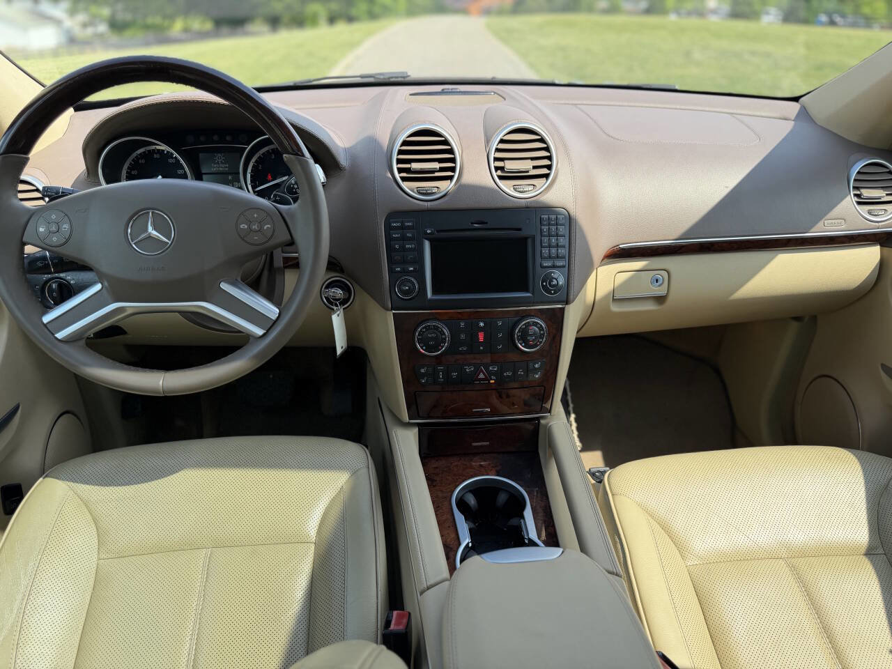 Used 2010 Mercedes-Benz GL 550 4MATIC image 28