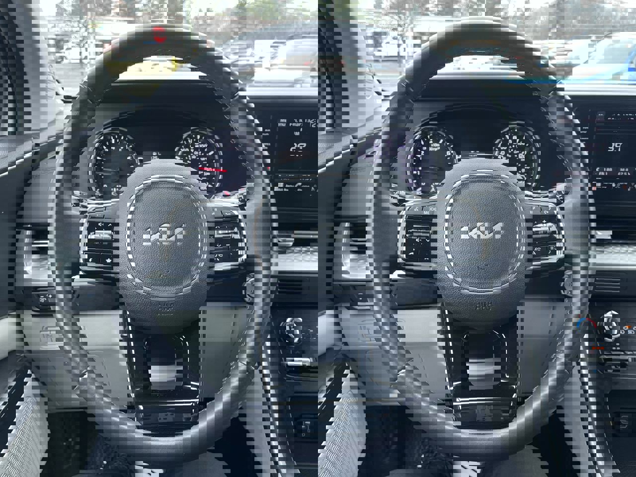 Used 2024 Kia Carnival LX image 17