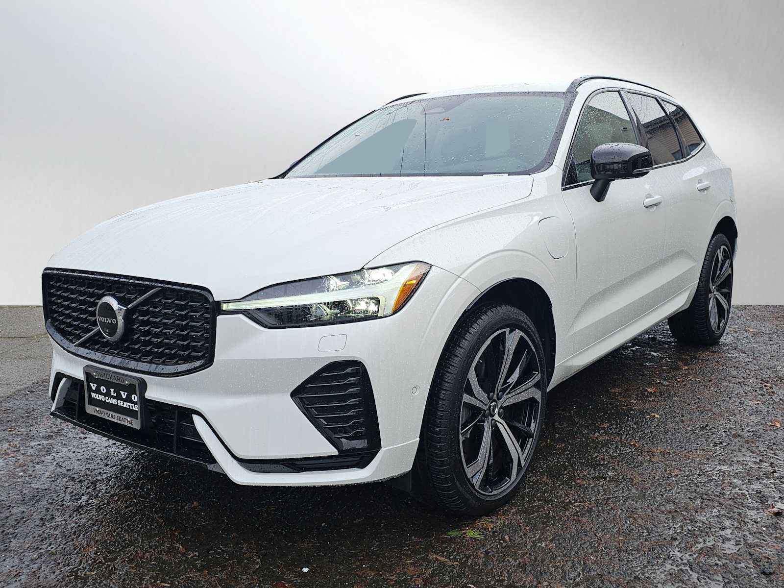 Used 2025 Volvo XC60 T8 Ultra w/ Protection Package Premier image 7