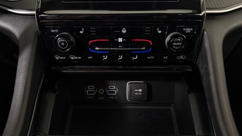 Used 2023 Jeep Grand Cherokee Laredo w/ Luxury Tech Group I AWD/4WD image 24