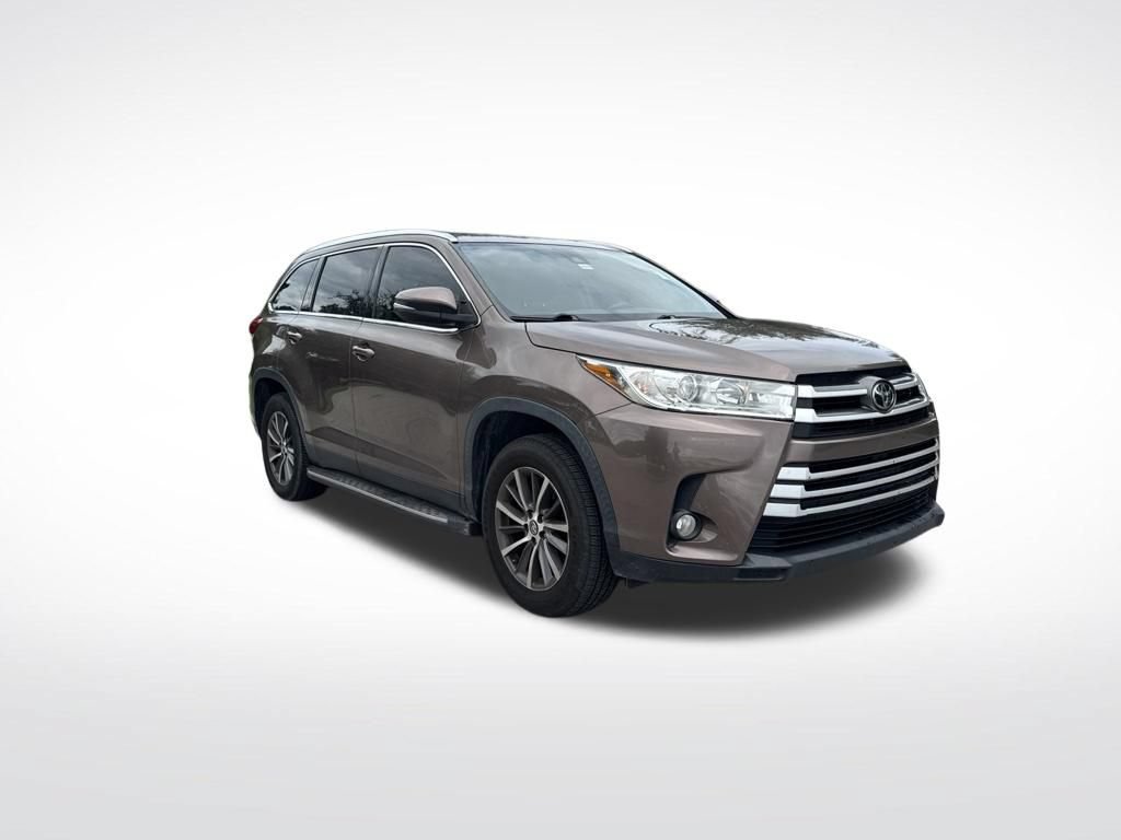 Used 2019 Toyota Highlander XLE FWD image 2