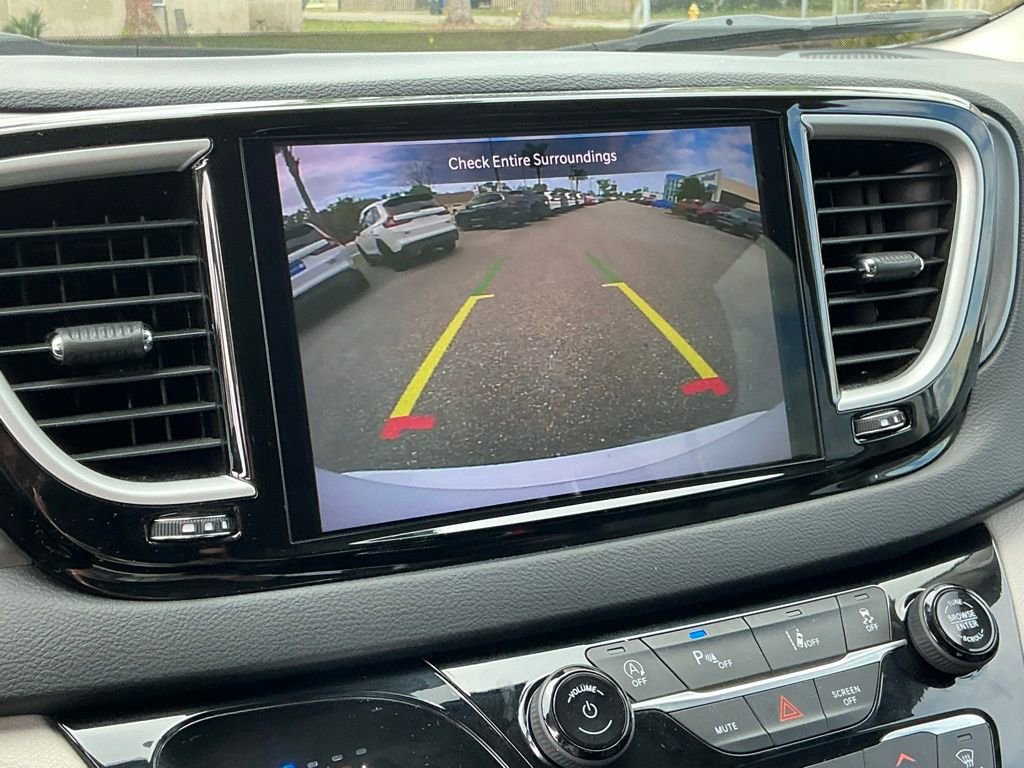 Used 2023 Chrysler Pacifica Touring-L image 36