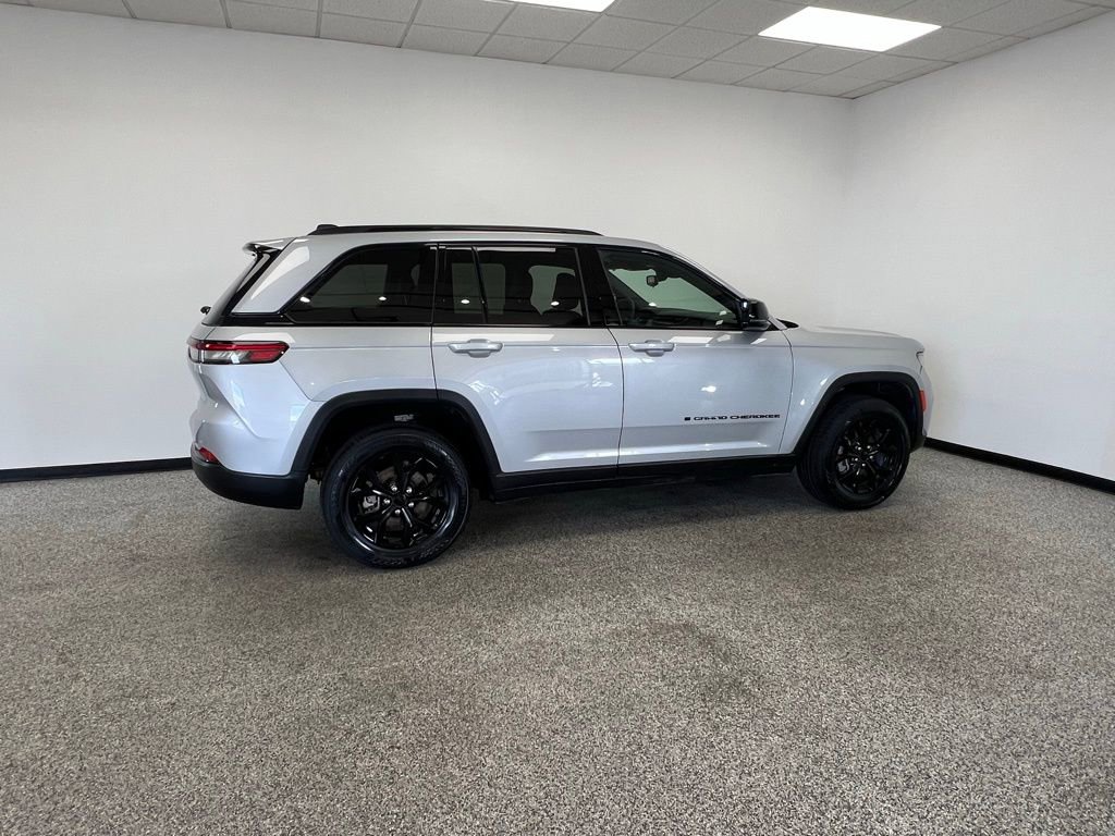 Used 2024 Jeep Grand Cherokee Altitude image 21