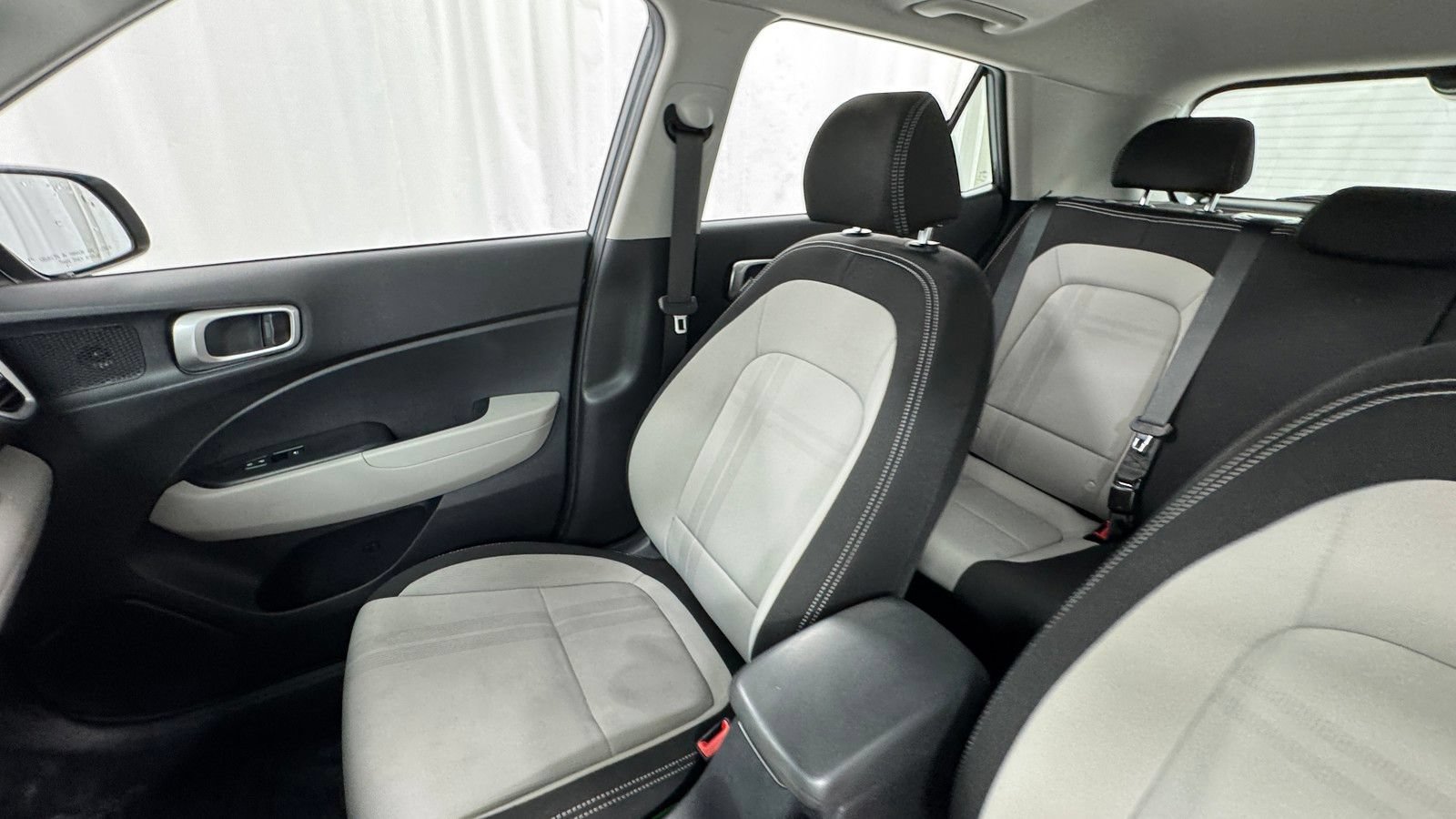 Used 2025 Hyundai Venue SEL FWD image 13