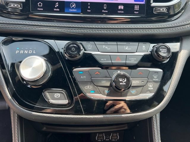 Used 2025 Chrysler Pacifica Limited FWD image 21