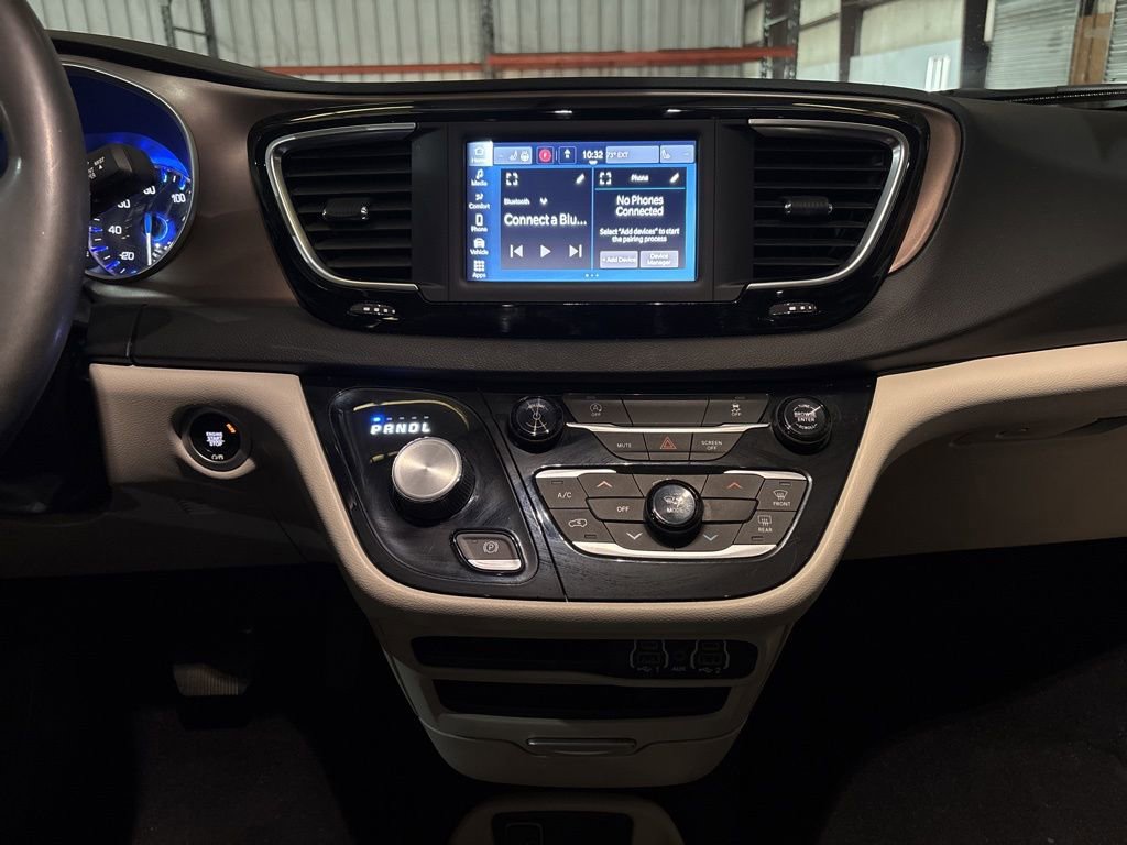 Used 2023 Chrysler Voyager LX image 27