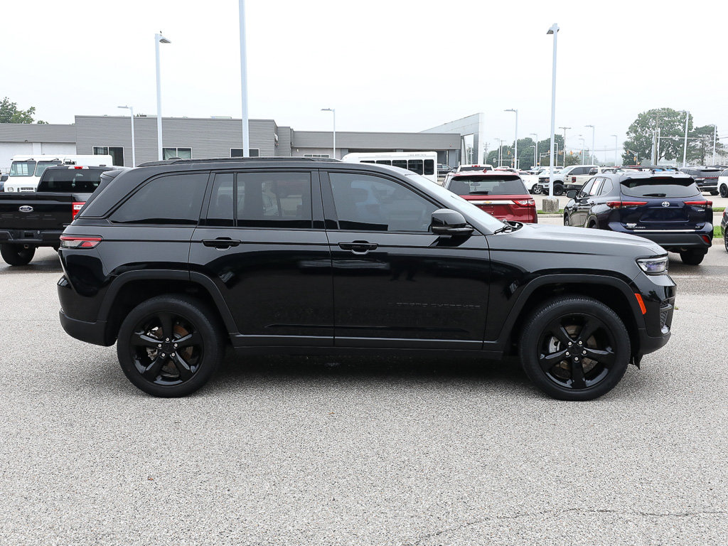 Used 2023 Jeep Grand Cherokee Altitude AWD/4WD image 8