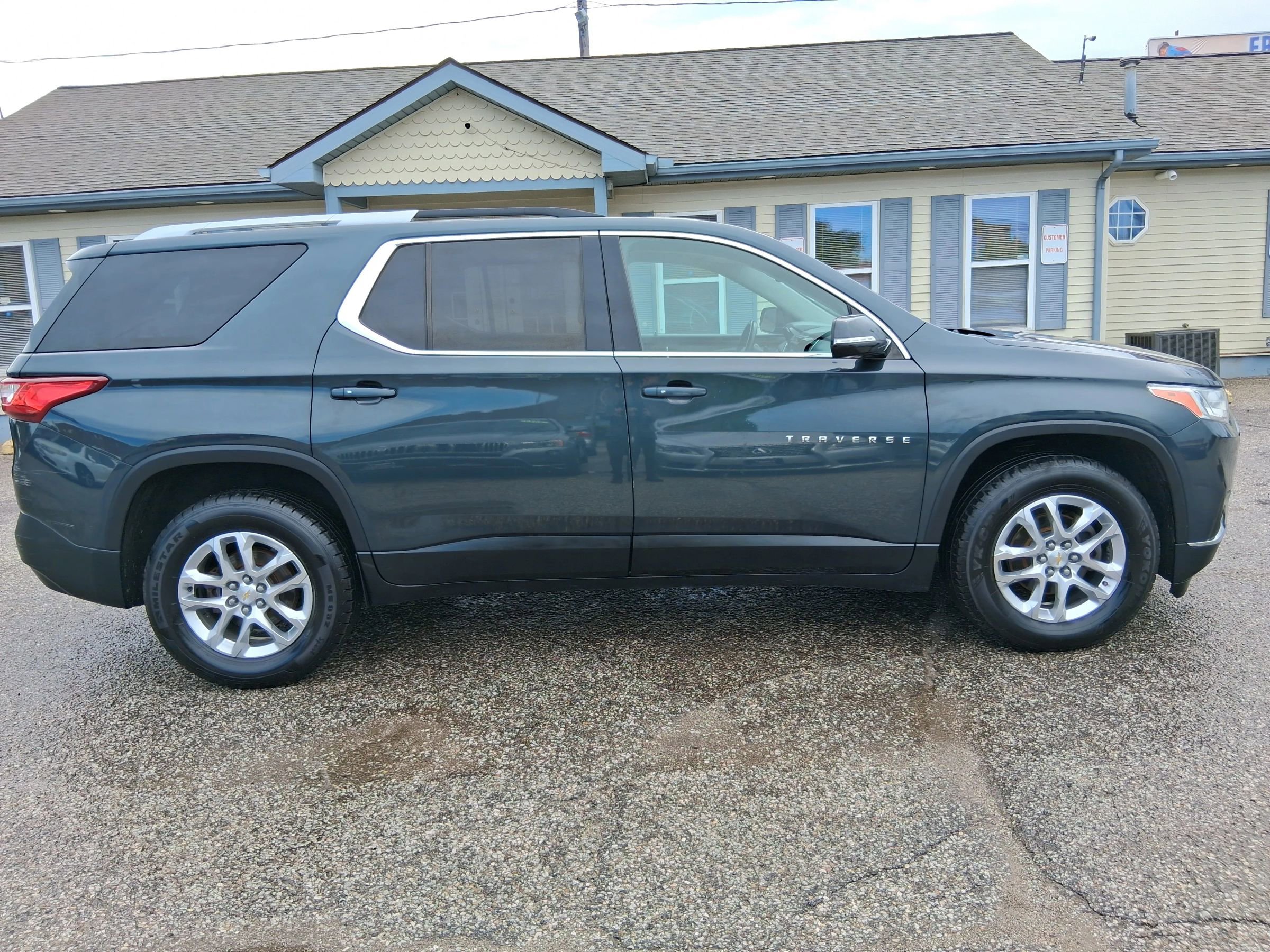 Used 2018 Chevrolet Traverse LT FWD image 7