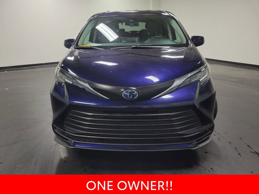 Used 2022 Toyota Sienna LE image 3