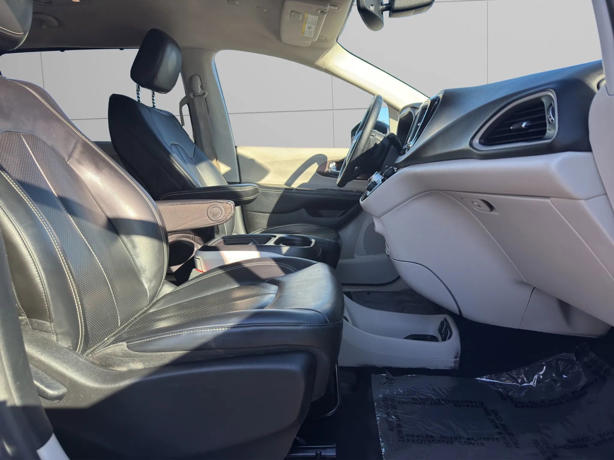 Used 2020 Chrysler Voyager Lxi image 14