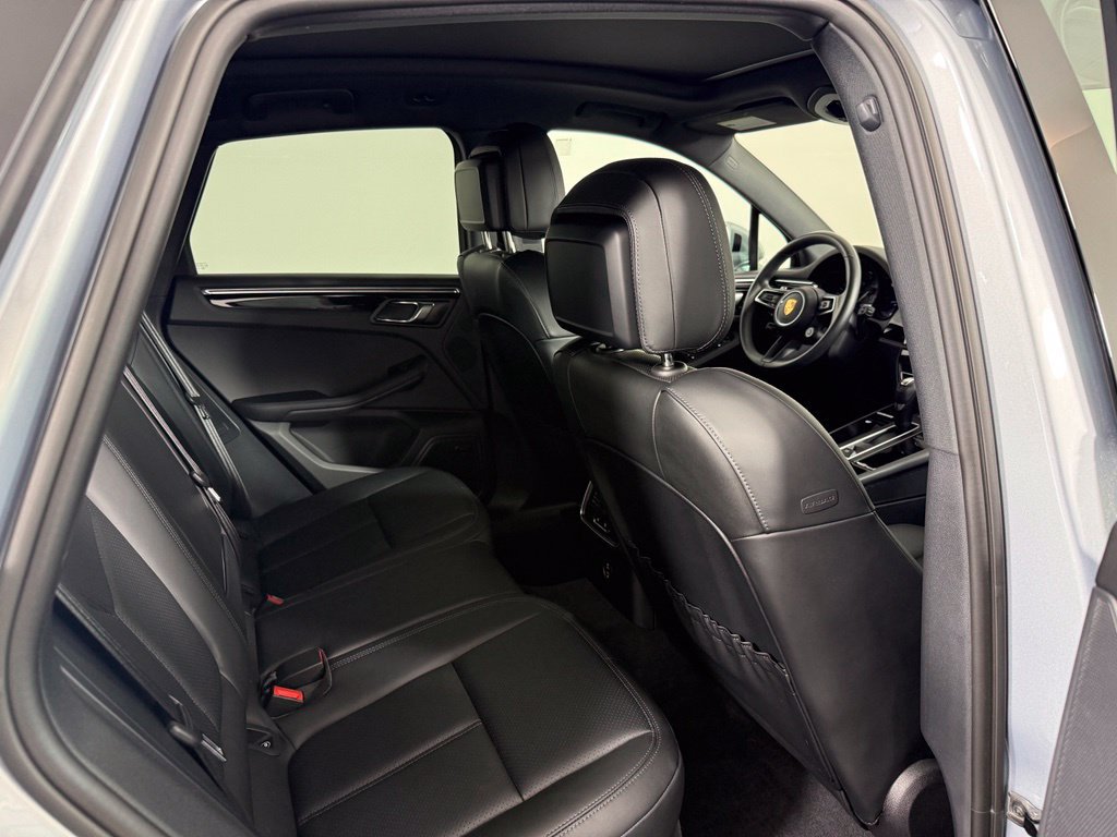 Certified 2025 Porsche Macan AWD/4WD image 17