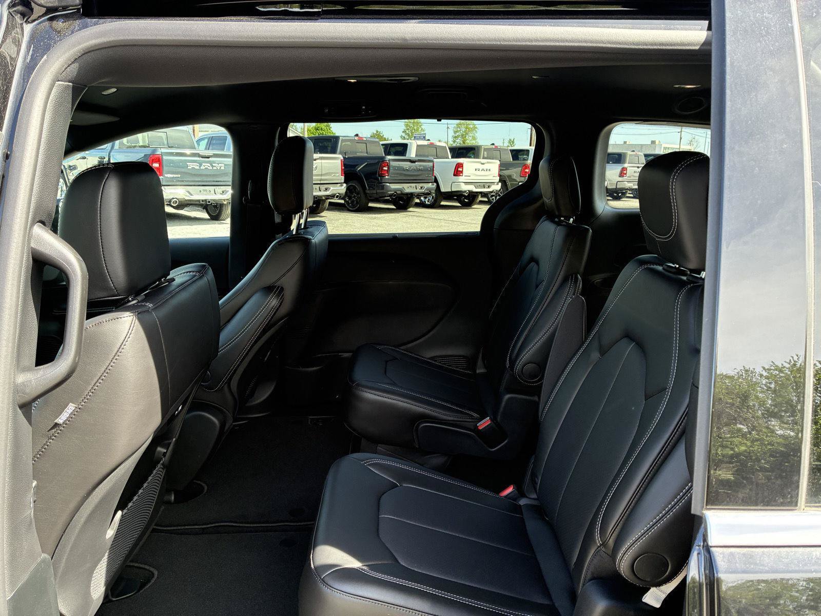 New 2027 Chrysler Pacifica Select AWD/4WD image 23