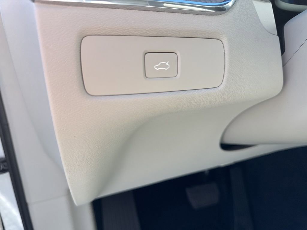 Used 2023 Volvo XC60 B5 Plus w/ Protection Package Premier image 20