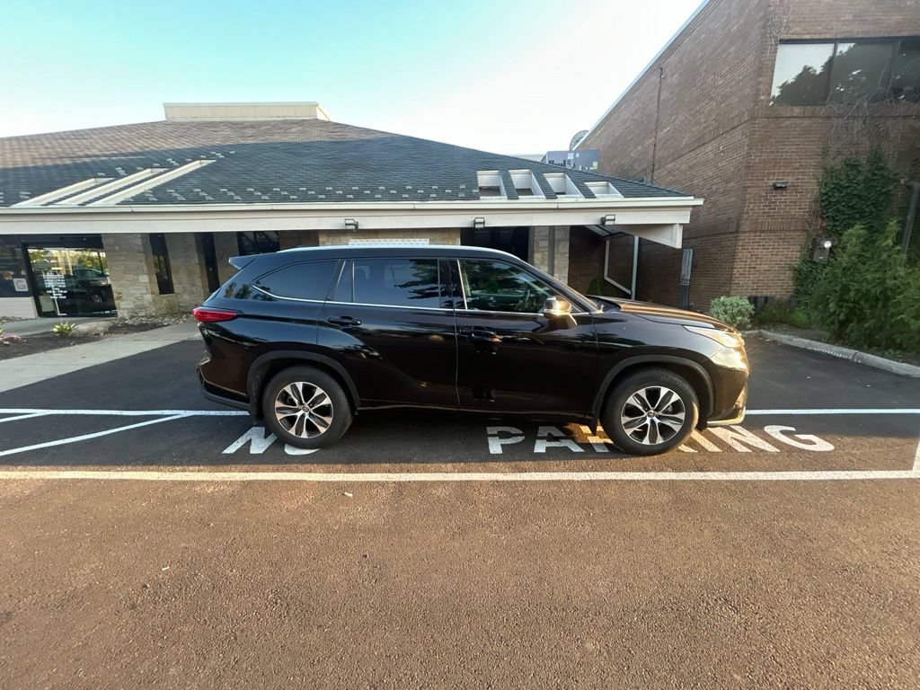 Used 2022 Toyota Highlander XLE AWD/4WD image 5