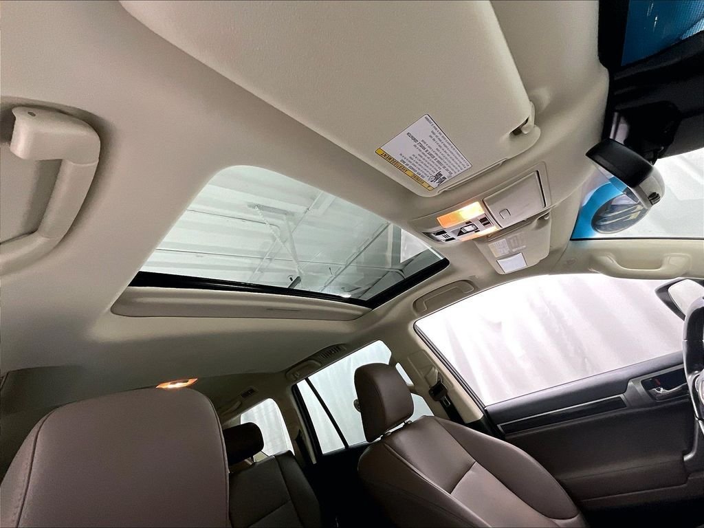 Used 2022 Lexus GX 460 Premium w/ Accessory Package AWD/4WD image 23
