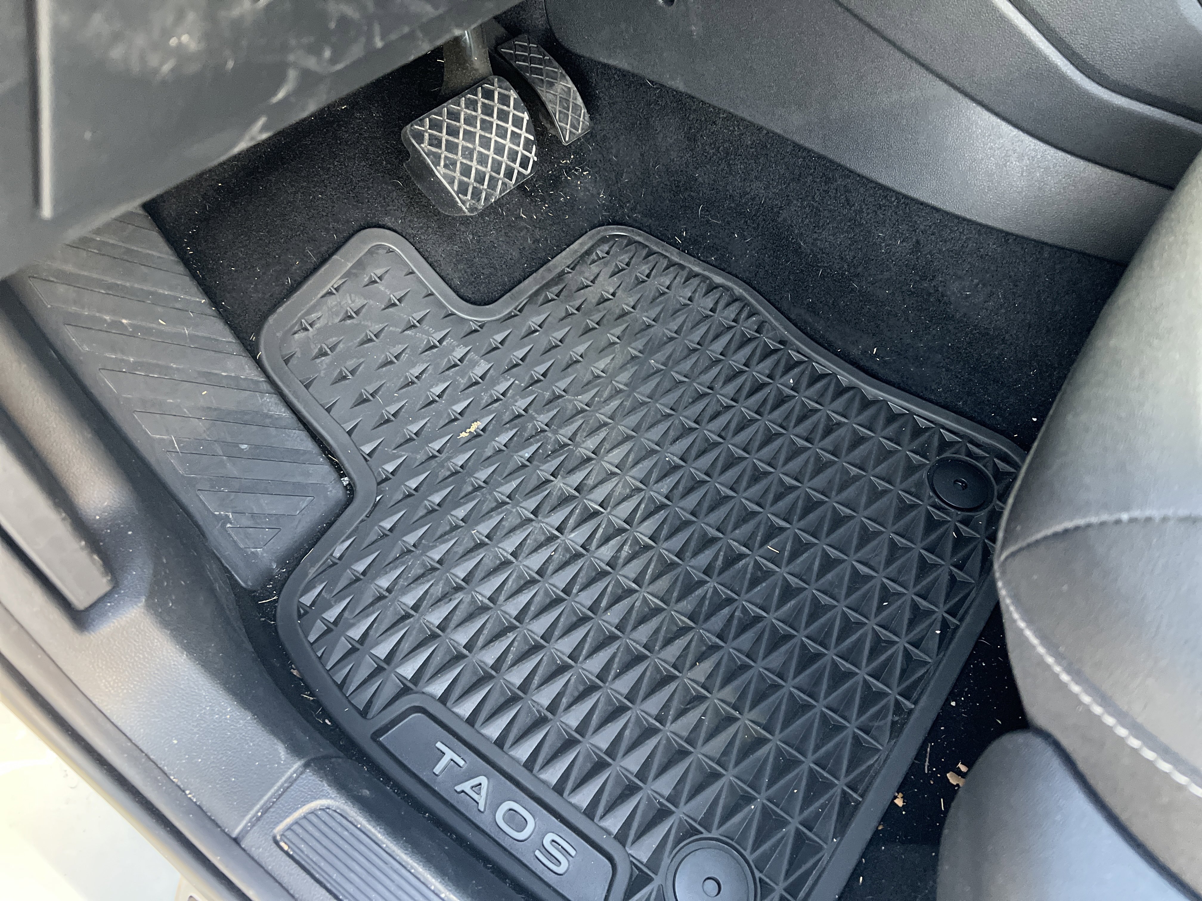 Used 2025 Volkswagen Taos SE image 15