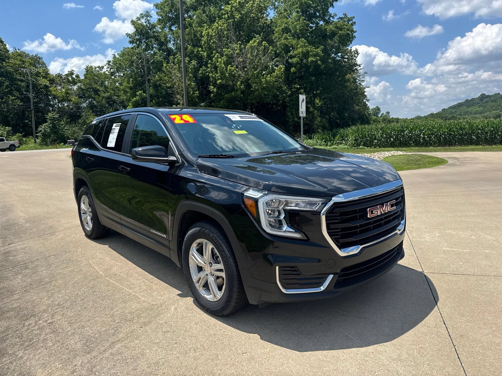 Used 2024 GMC Terrain SLE AWD/4WD image 3