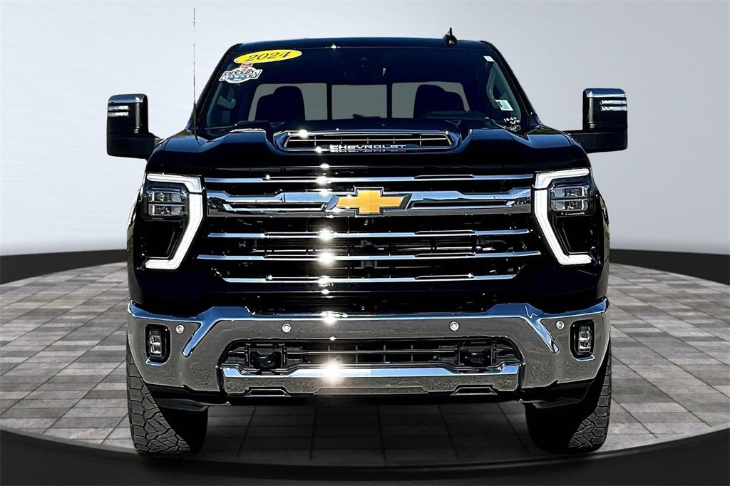 Used 2024 Chevrolet Silverado 2500 LTZ w/ LTZ Convenience Package image 3