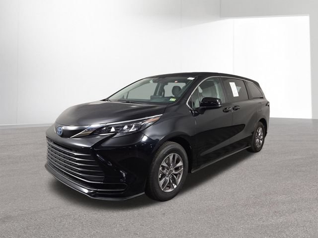 Used 2024 Toyota Sienna LE AWD/4WD image 2