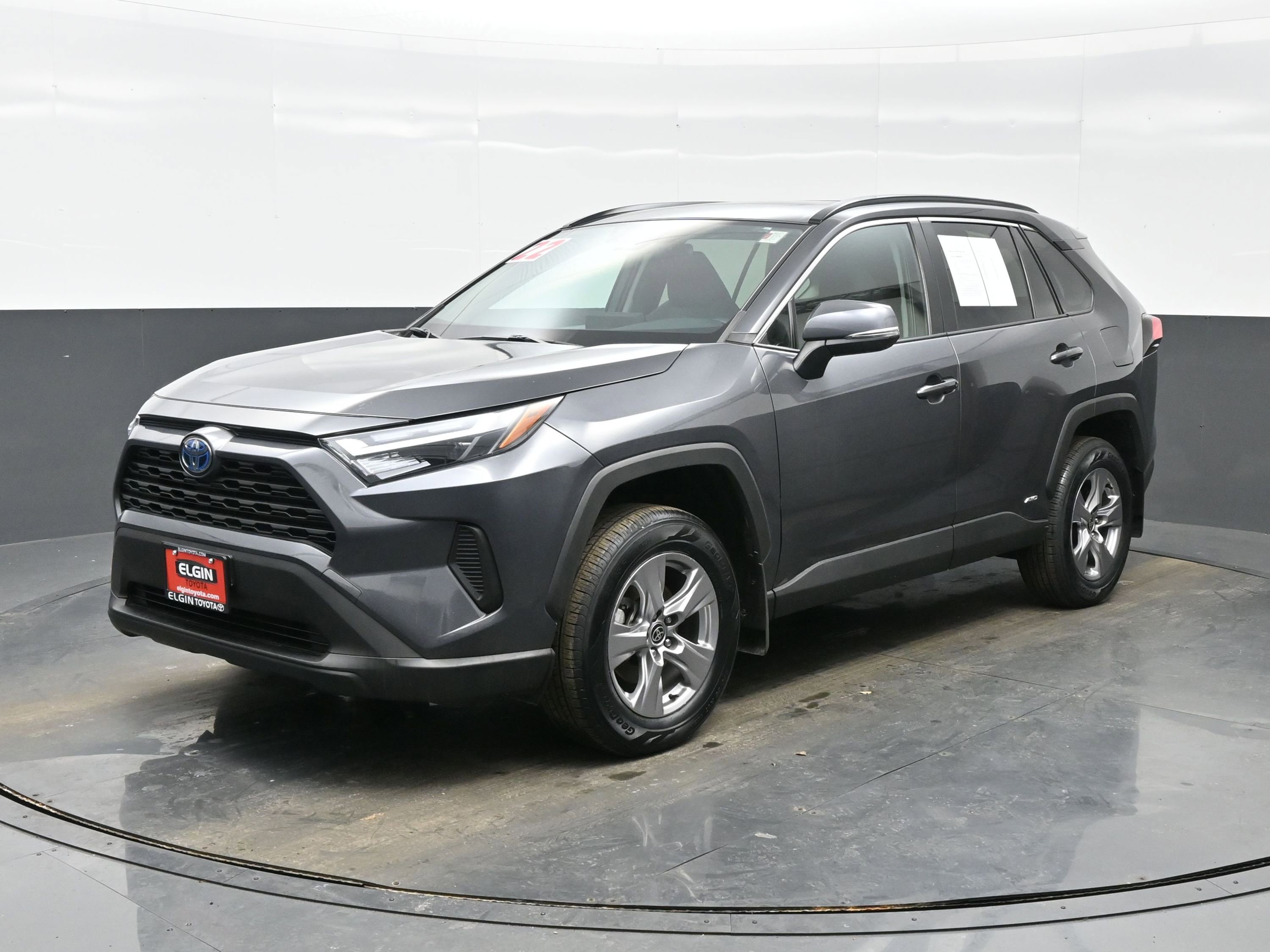 Used 2022 Toyota RAV4 XLE w/ Convenience Package image 2