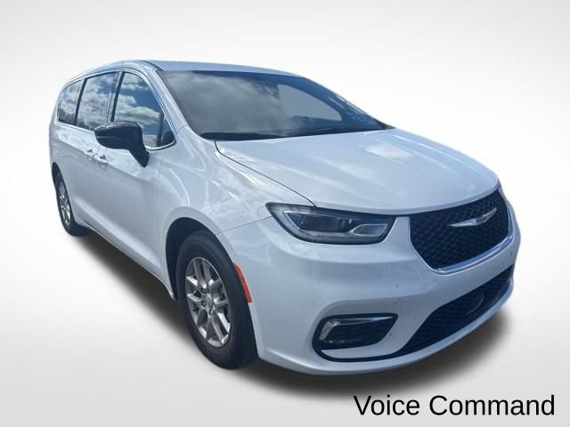 Used 2026 Chrysler Pacifica Select image 4