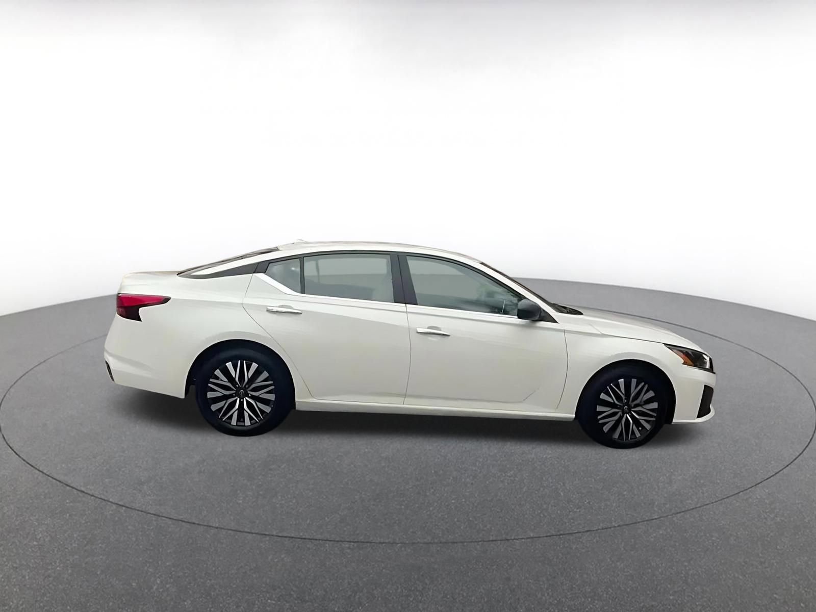 Used 2025 Nissan Altima 2.5 SV image 7