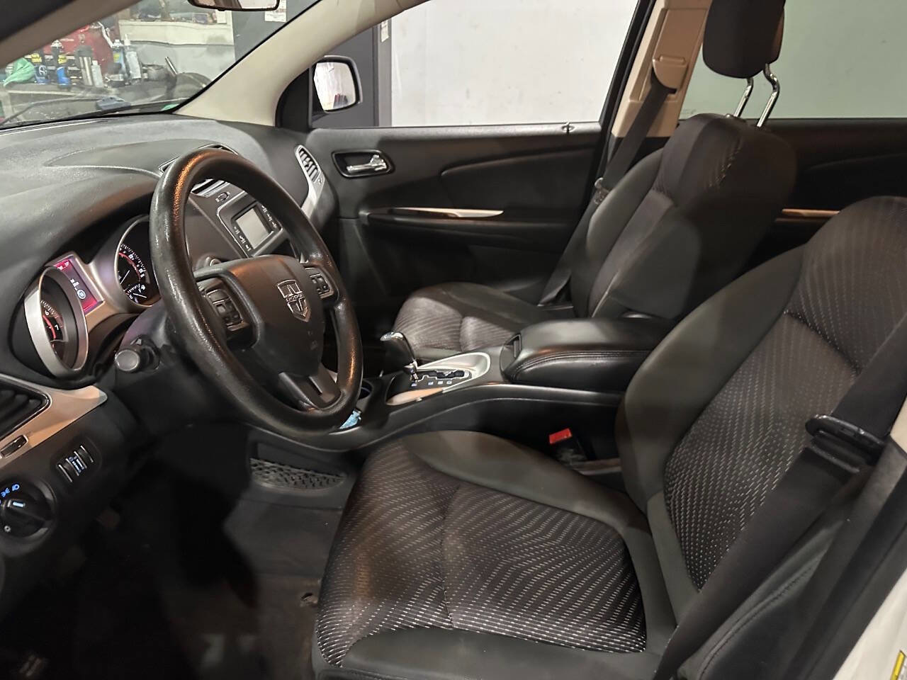 Used 2011 Dodge Journey Mainstreet w/ Comfort/Convenience Group image 12