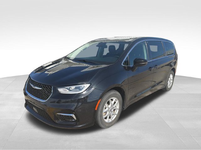 Used 2024 Chrysler Pacifica Touring-L FWD image 4