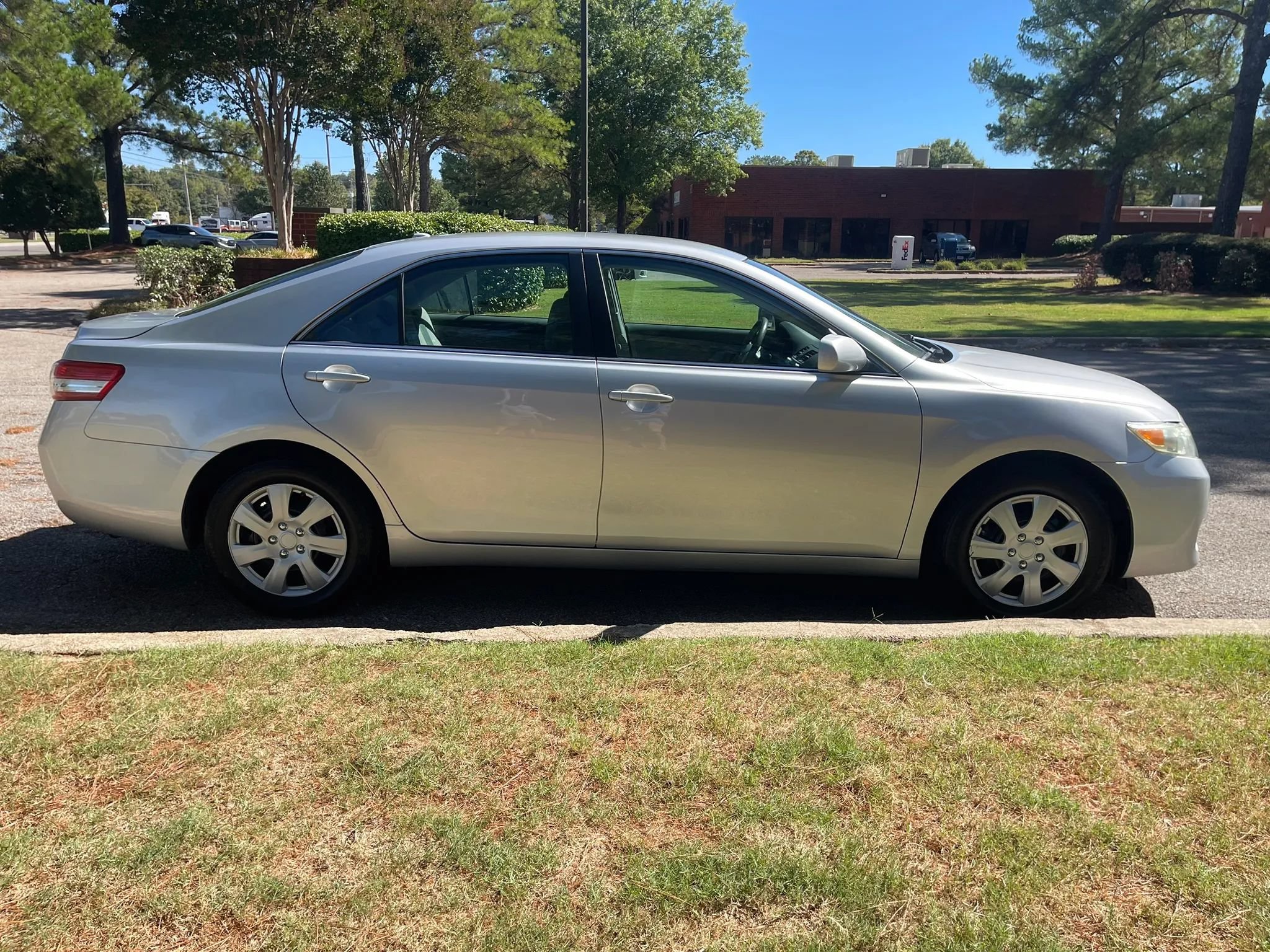 Used 2010 Toyota Camry LE FWD image 6