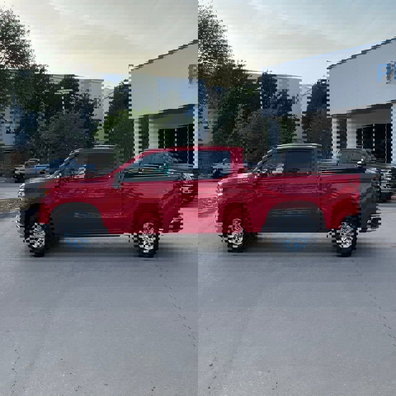 Used 2025 Chevrolet Silverado 1500 LT image 3