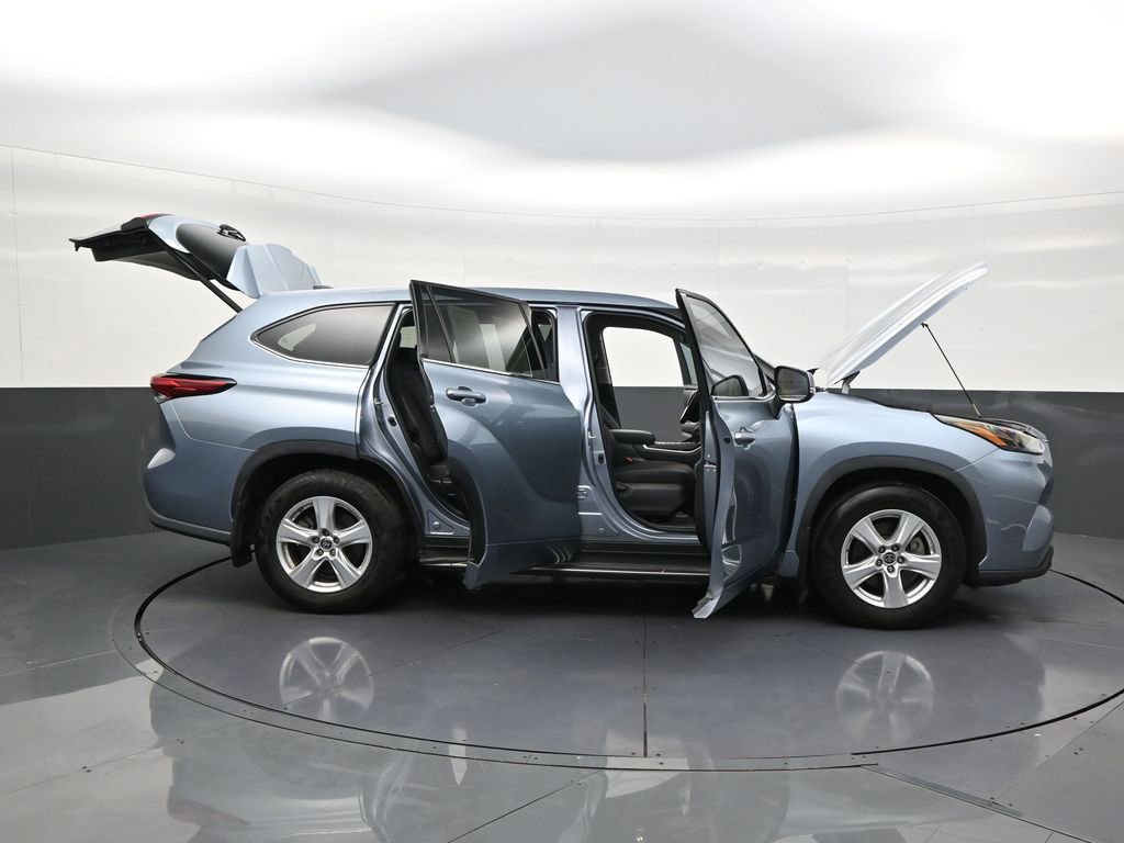 Used 2022 Toyota Highlander LE image 29