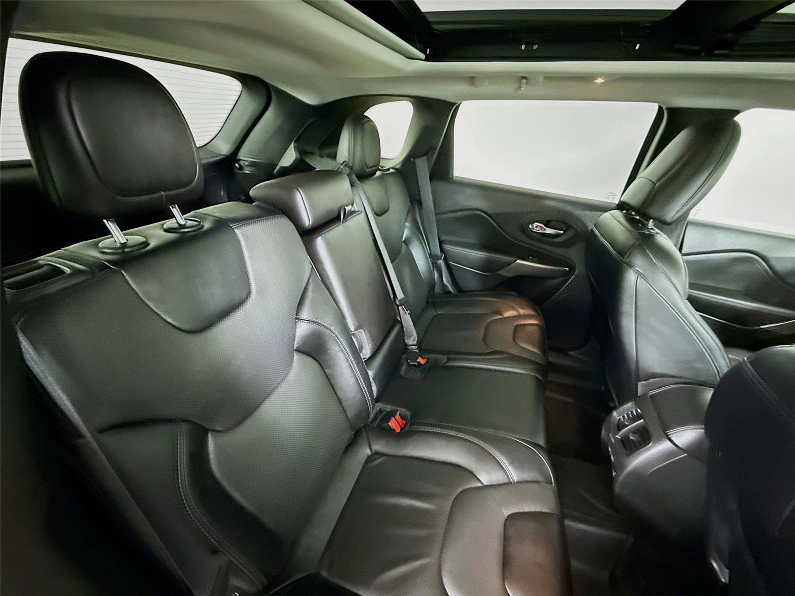 Used 2022 Jeep Cherokee Limited w/ Mopar Interior Package image 26