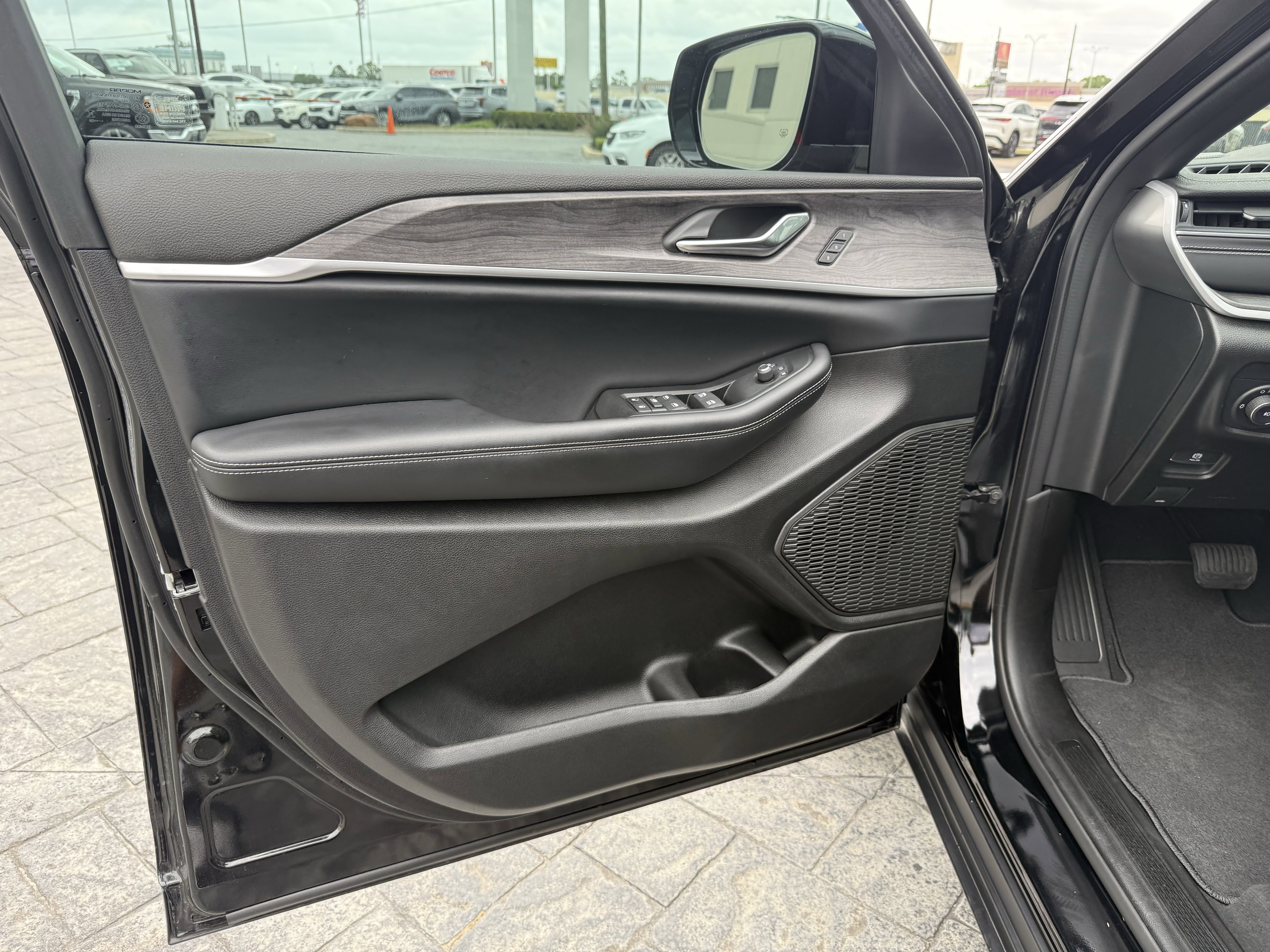 Used 2024 Jeep Grand Cherokee Limited w/ Luxury Tech Group II image 10